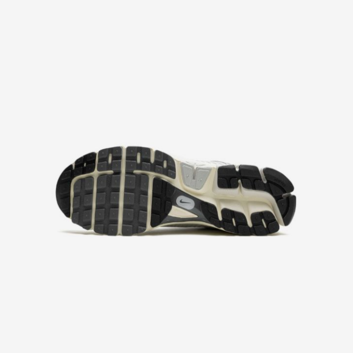 Nike
Zoom Vomero 5 Platinum Tint